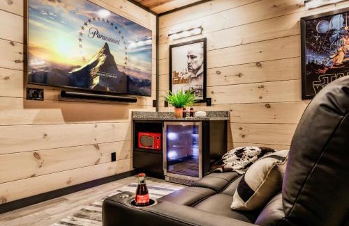 Sevierville Haus | Pigeon Forge Large Cabins Sleeps Up to 66 Water Park Access