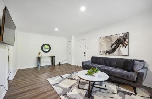 Newark Wohnung | Pine Brook 1122 I Pool Gym I Free Parking !