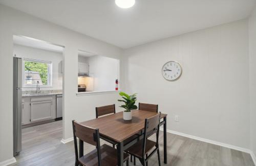 Newark Wohnung | Pine Brook 518 I Spacious 2bd Garden Style Oasis