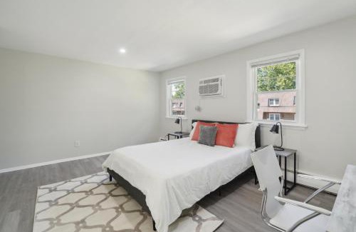 Newark Wohnung | Pine Brook 518 I Spacious 2bd Garden Style Oasis