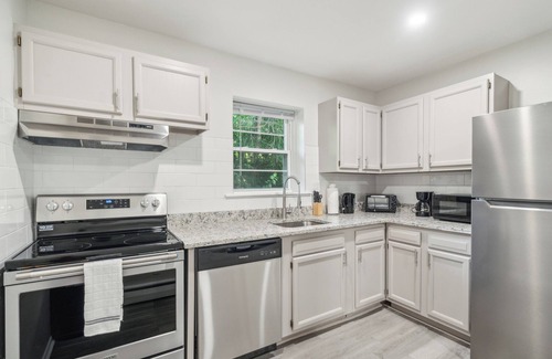 Newark Wohnung | Pine Brook 808 I Your Newark Retreat I Pool & Gym