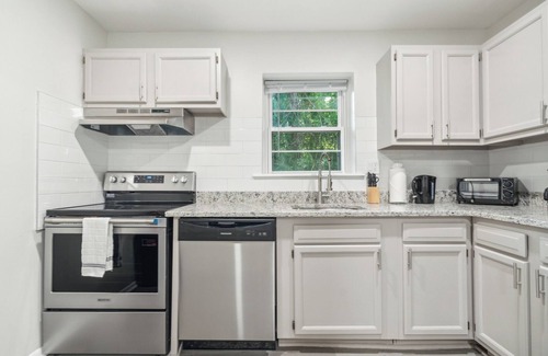 Newark Wohnung | Pine Brook 808 I Your Newark Retreat I Pool & Gym