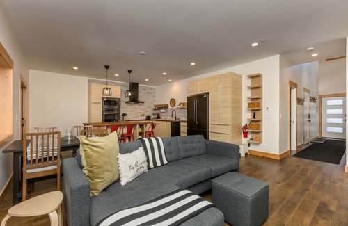 Ponderosa Palisades Haus | Pine Cone Place Brand New Build, EV Charger, Hydronic Heat, Steam Shower, 500G Wifi, Arcade & PS4