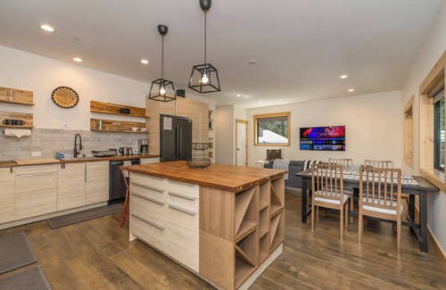 Ponderosa Palisades Haus | Pine Cone Place Brand New Build, EV Charger, Hydronic Heat, Steam Shower, 500G Wifi, Arcade & PS4