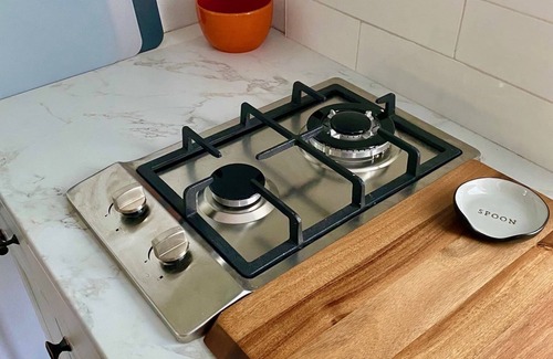 Eustis Hütte | Pine Forest Studio, serene winding lane to cozy retreat.