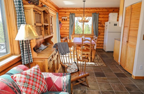 Grand Lake Kabine | Pine Harbor - Pet Friendly Log Cabin in the Town of Grand Lake