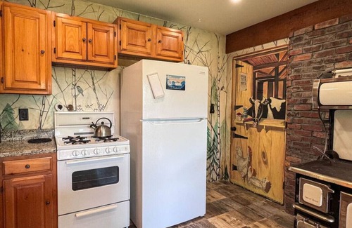 Sweden Kabine | Pine Haven | Peaceful Nature Retreat on 10 Acres + Hot Tub