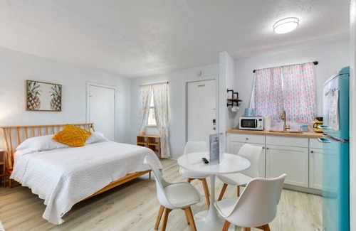 Bridgeport Heights Hotel | Pineapple Shores Retro Inn 5