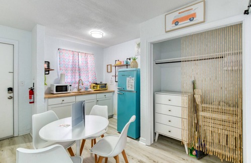 Bridgeport Heights Hotel | Pineapple Shores Retro Inn 3