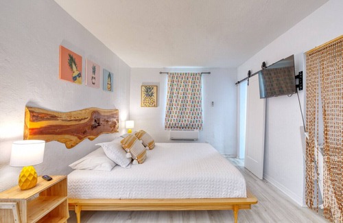 Bridgeport Heights Hotel | Pineapple Shores Retro Inn 10