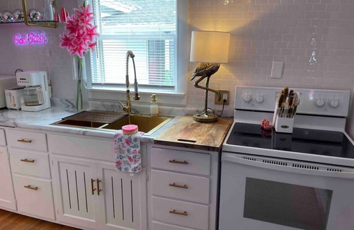 Hudson Haus | Pink Flamingo Downtown Hudson w/hottub