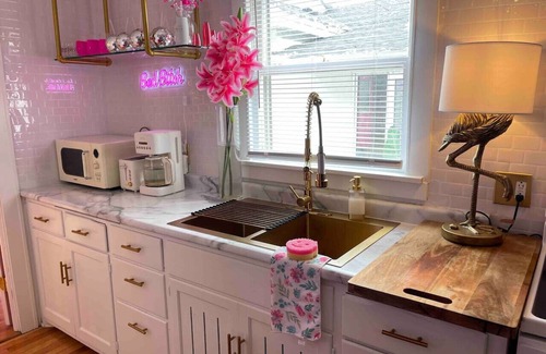 Hudson Haus | Pink Flamingo Downtown Hudson w/hottub