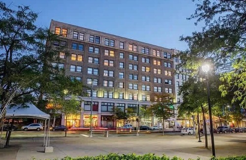 Downtown Cleveland Wohnung | Pink playhouse sq near Progressive field & CSU