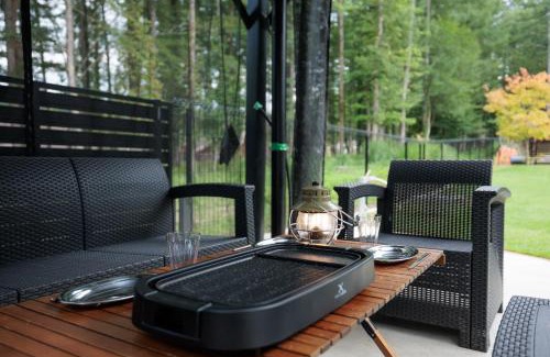 Yamanakako Villa | Pino-富士山麓-山中湖-新築貸切ヴィラ-蚊帳東屋BBQ無料-150平米ドッグラン付-小型犬3匹無料-長期滞在早期歓迎割引-バリアフリー