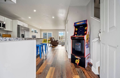 Old Orchard Beach Wohnung | Pixel Perfect Escape: 2BR Retreat w/ Gaming Theme