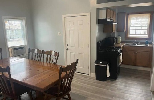 New Bedford Wohnung | PLEASANT 4-BDRM 2ND FL CENTRALLY LOCATED CLOSE TO ATTRACTIONS