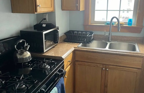 New Bedford Wohnung | PLEASANT 4-BDRM 2ND FL CENTRALLY LOCATED CLOSE TO ATTRACTIONS