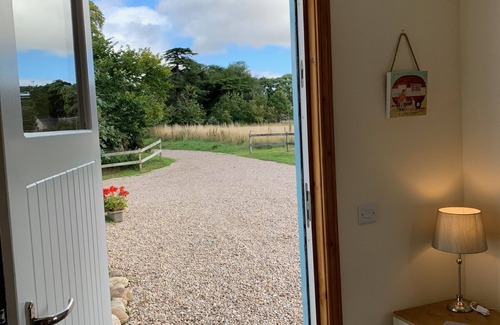 Forres Hütte | Ploughmans Cottage - a rural that sleeps 4 guests in 2 bedrooms