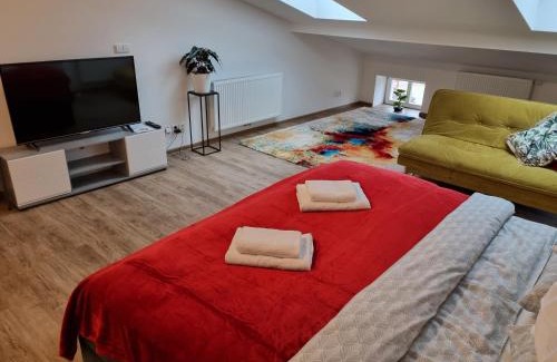 Hradec Kralove Wohnung | Podkrovní studio na Velkém náměstí s Wi-Fi zdarma