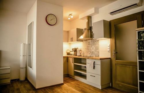 Hradec Kralove Wohnung | Podkrovní studio na Velkém náměstí s Wi-Fi zdarma