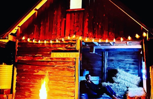 Sandfly Hütte | Poet's Ode - featuring the Donkey Shed Movie Theatre