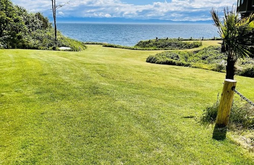 Juan de Fuca Electoral Area Haus | Points West Oceanfront Resort 2 Bed Suite