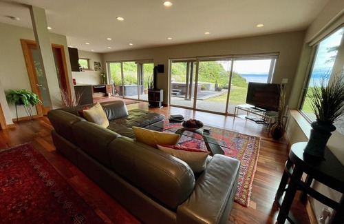 Juan de Fuca Electoral Area Haus | Points West Oceanfront Resort 2 Bed Suite