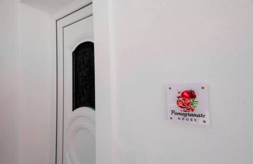 Perivolos Wohnung | Pomegranate Tree House 1.5km from Black Beach