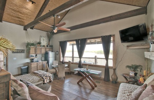 Bergheim Haus | Wunderschöne Bungalows im Safari-Stil mit Blick auf den Pool, die Feuerstelle und das Hügelland!