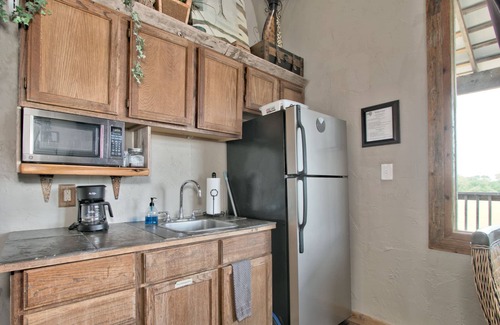 Bergheim Haus | Wunderschöne Bungalows im Safari-Stil mit Blick auf den Pool, die Feuerstelle und das Hügelland!