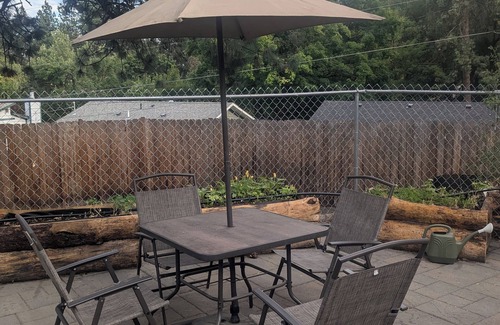 West Spokane Haus | Ponderosa patio with AC, WiFi, mins from airport, downtown & arboretum