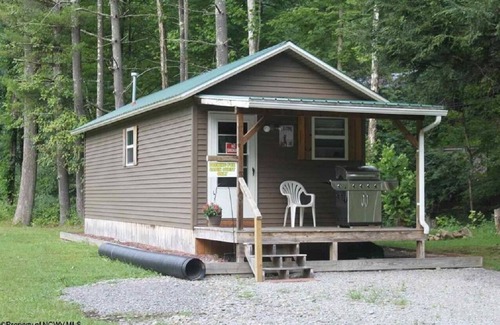 Northern Kabine | Pondside cabin next to a river with kitchen and bath. Kid/Pet Friendly. Roku TV