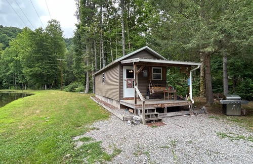 Northern Kabine | Pondside cabin next to a river with kitchen and bath. Kid/Pet Friendly. Roku TV