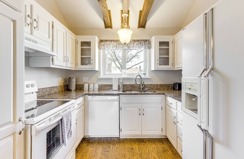 Gladstone Haus | Pool Access & Private Fire Pit: Kansas City Gem!