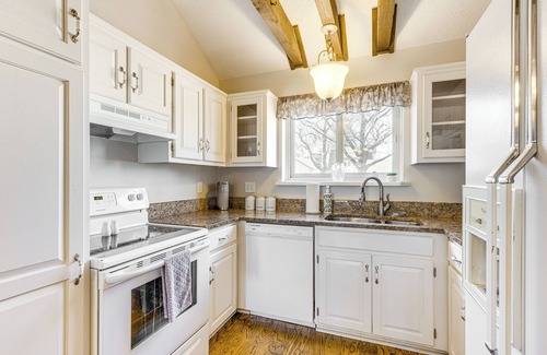 Gladstone Haus | Pool Access & Private Fire Pit: Kansas City Gem!