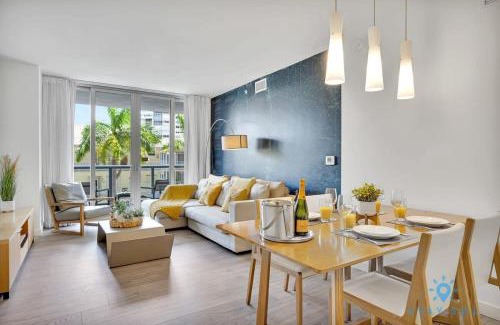 Hallandale Beach Wohnung | Pool Apartment with Balcony Near Beach