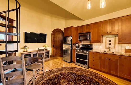 Draper Hütte | Pool, hot tub, fast access to ski resorts and other fun spots. Cozy and warm