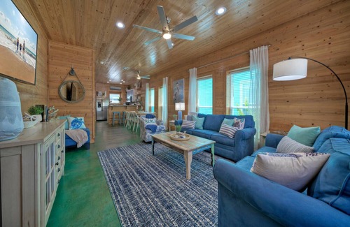 Cinnamon Shore Haus | Pool, Patio, Blocks to the Beach | Golf Cart Zone | Daiquiri Daze by AvantStay