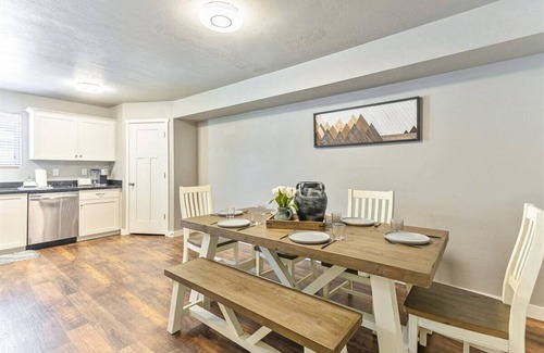 Vineyard Haus | Pool, pickle ball, Pet Friendly! 30+ day welcome!