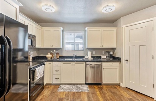 Vineyard Haus | Pool, pickle ball, Pet Friendly! 30+ day welcome!