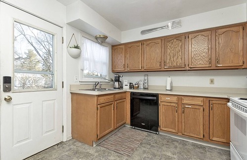 East Lansing Haus | Pool Table, 5 Queen beds, Large Groups, 2min->MSU