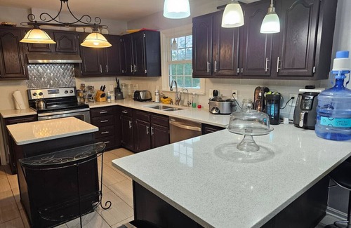 Fredericksburg Haus | Pool Table Wifi Fireplace Mins to Hospitals no hottub