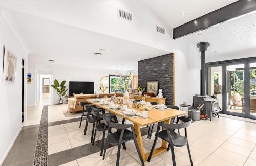 Chapel Hill Haus | Pool Tennis and Cinema 7Beds Bali Inspired Retreat
