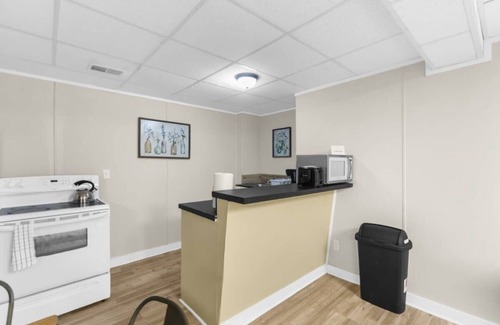 Forestdale Haus | Pool & Two Kitchens! Family Friendly in Forestdale