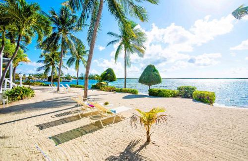 Rum Point Wohnung | Pools of the Kai 3 - Waterfront Condo with Private Pool Atrium, Walk to Restaurants