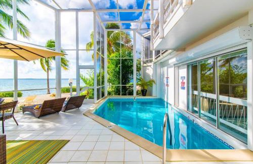 Rum Point Wohnung | Pools of the Kai 3 - Waterfront Condo with Private Pool Atrium, Walk to Restaurants