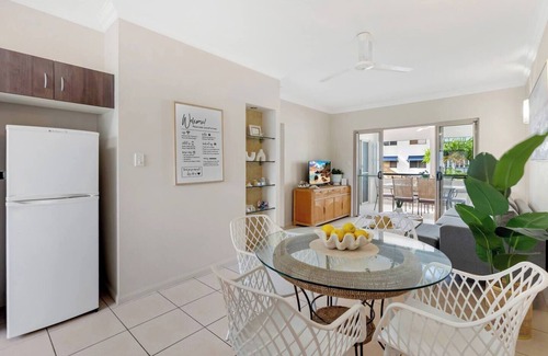 Manoora Wohnung | Poolside at Whitfield Waters Resort style Retreat