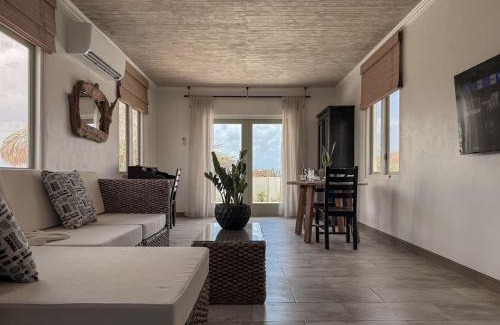 Sabana Liber Wohnung | Poolside Escape Menas Authentic Wellness Eco
