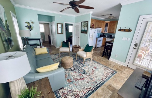 Ono Island Villa | Poolside retreat 1BR/1BA condo