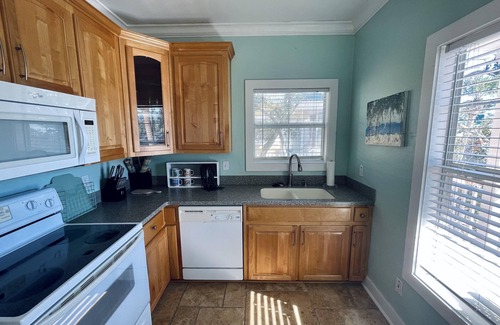 Ono Island Villa | Poolside retreat 1BR/1BA condo